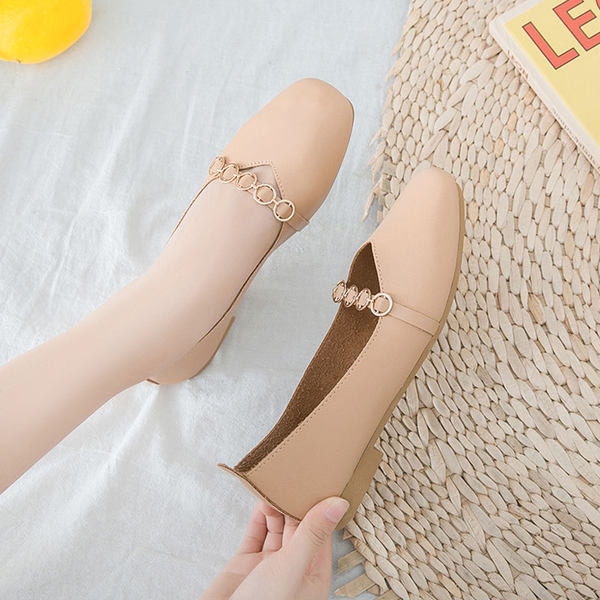 Нов модел дамски мокасини с метална декорация