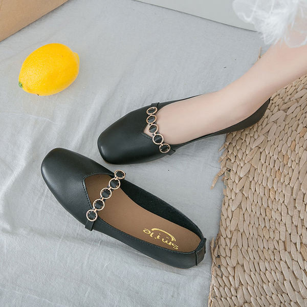 Нов модел дамски мокасини с метална декорация