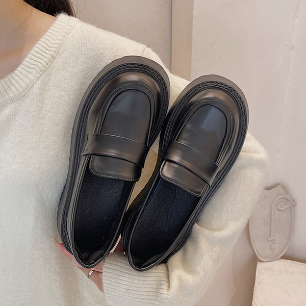 Модерни кожени мокасини с равна подметка за жени