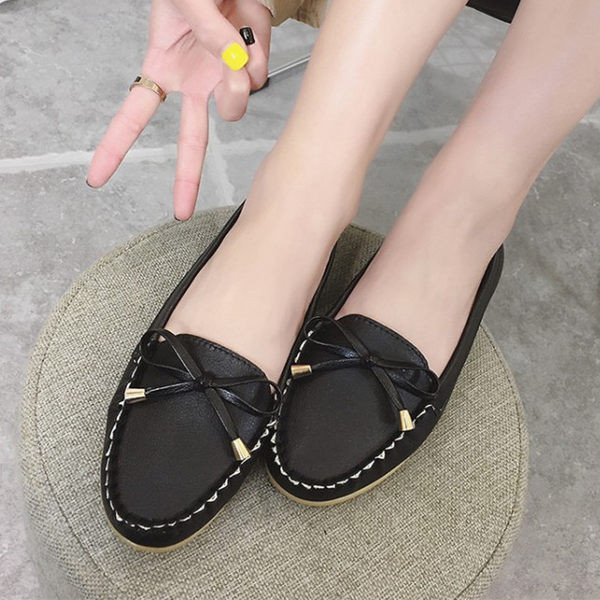 Дамски мокасини от еко кожа с панделка и метален елемент