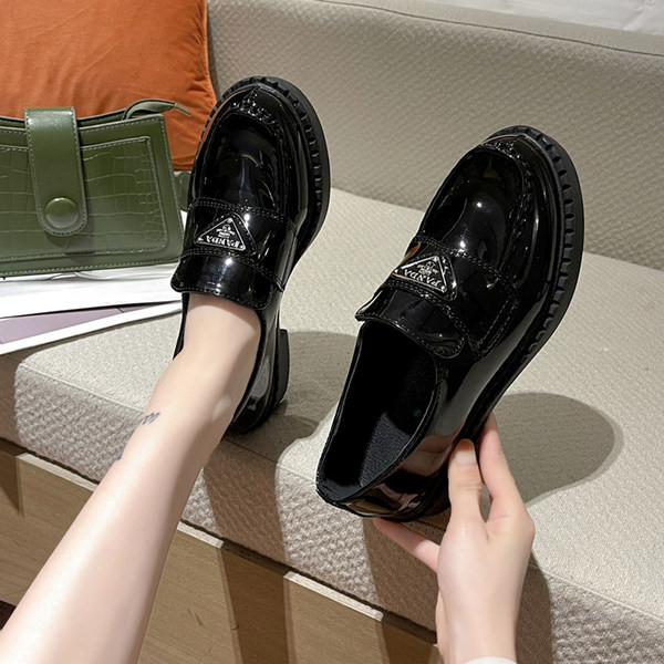 Дамски лачени мокасини в черен цвят