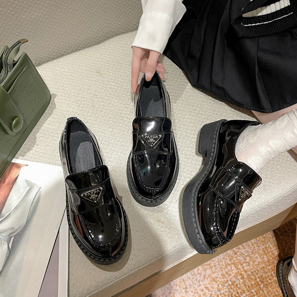 Дамски лачени мокасини в черен цвят