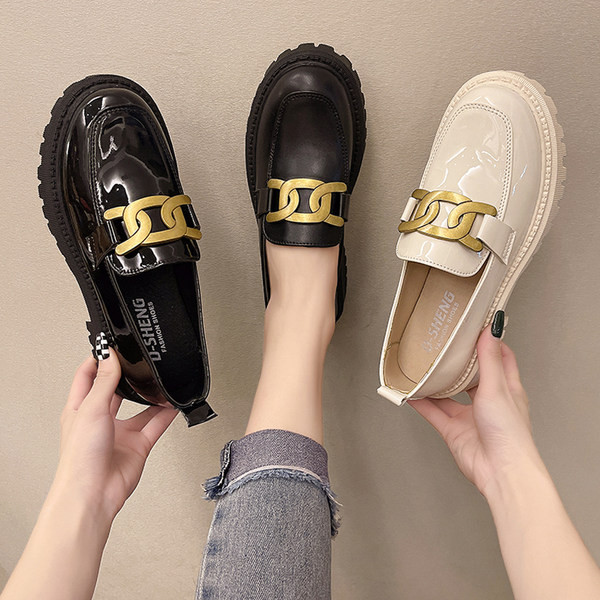 Актуални  мокасини с метална декорация 