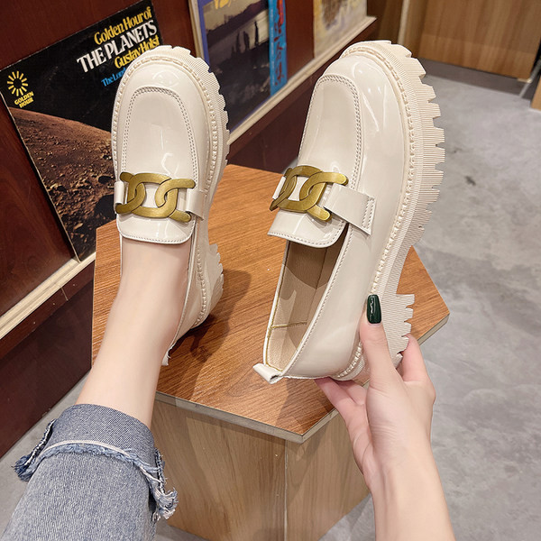 Актуални  мокасини с метална декорация 