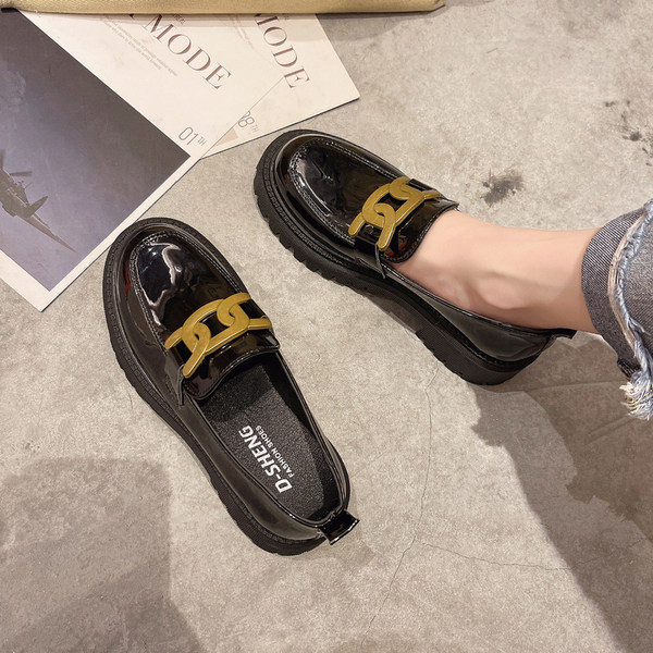 Актуални  мокасини с метална декорация 