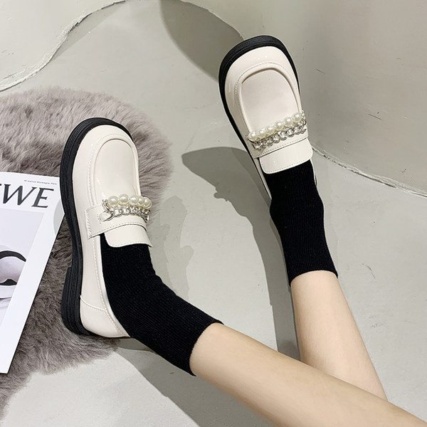 Модерни дамски мокасини с перли 