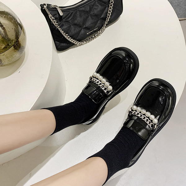 Модерни дамски мокасини с перли 