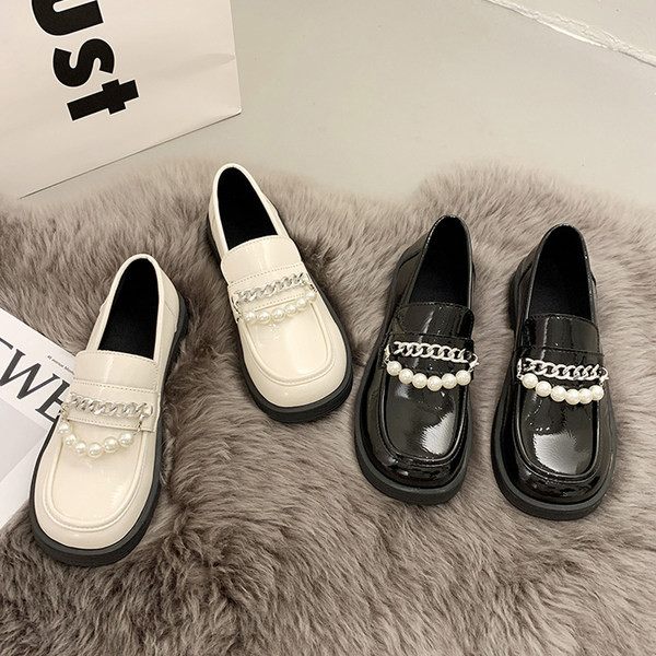 Модерни дамски мокасини с перли 