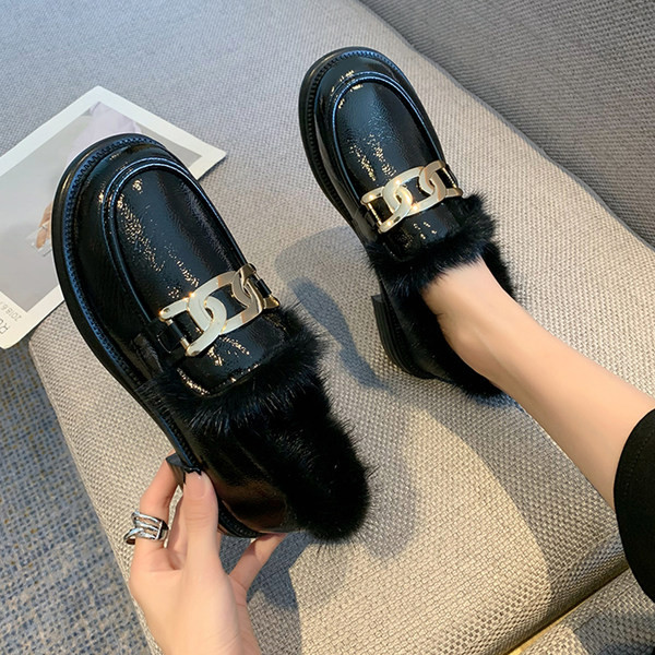 Модерни мокасини с пух и метална декорация