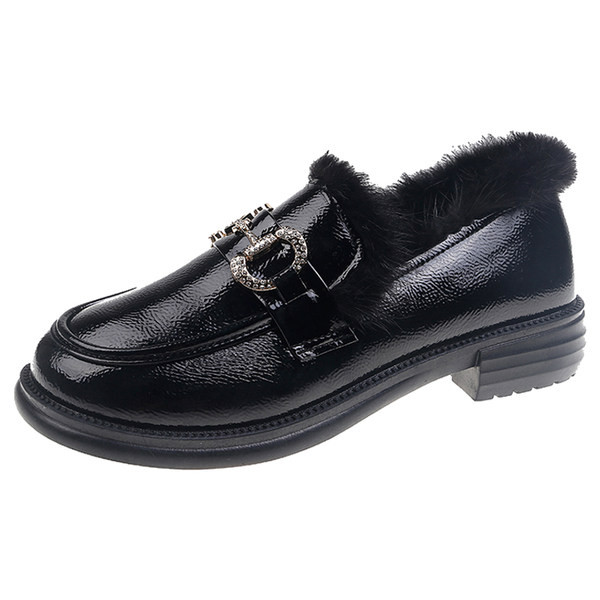 Модерни мокасини с пух и метална декорация