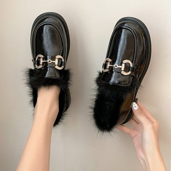 Модерни мокасини с пух и метална декорация