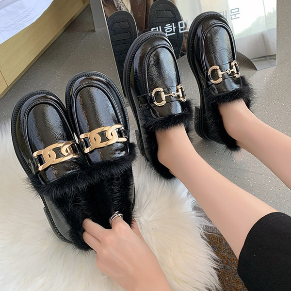 Модерни мокасини с пух и метална декорация