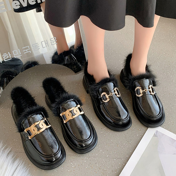 Модерни мокасини с пух и метална декорация