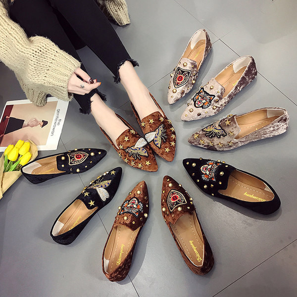 Дамски заострени мокасини от кадифе с бродерия