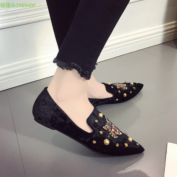 Дамски заострени мокасини от кадифе с бродерия