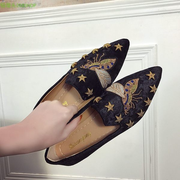 Дамски заострени мокасини от кадифе с бродерия