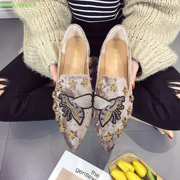 Дамски заострени мокасини от кадифе с бродерия