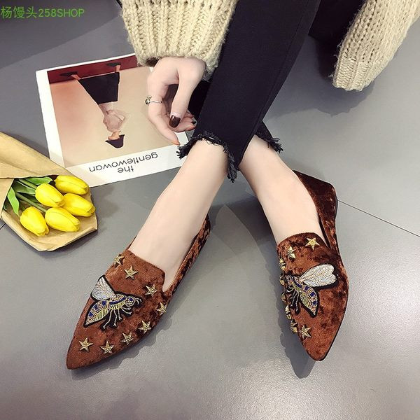 Дамски заострени мокасини от кадифе с бродерия