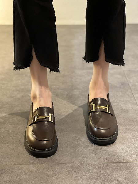 Дамски кожени мокасини с  равна подметка и метален елемент