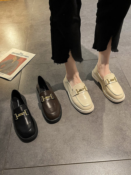 Дамски кожени мокасини с  равна подметка и метален елемент