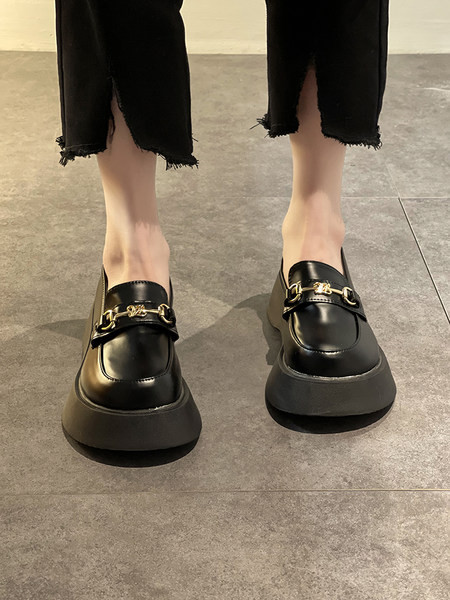 Дамски кожени мокасини с метален елемент