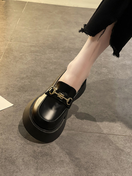 Дамски кожени мокасини с метален елемент