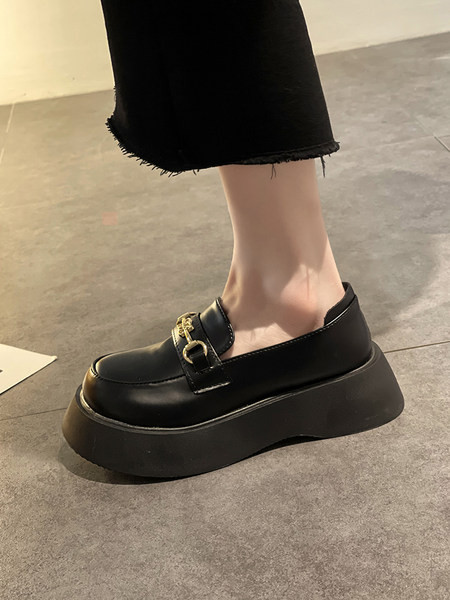 Дамски кожени мокасини с метален елемент