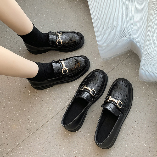 Актуални кожени мокасини с метална декорация