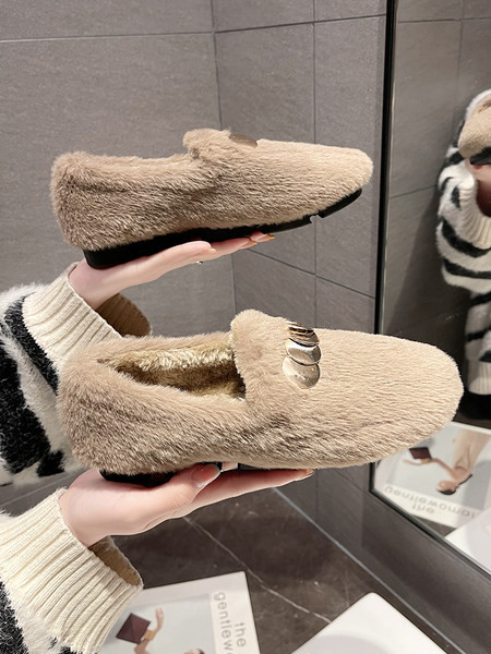 Пухени дамски мокасини с метален елемент