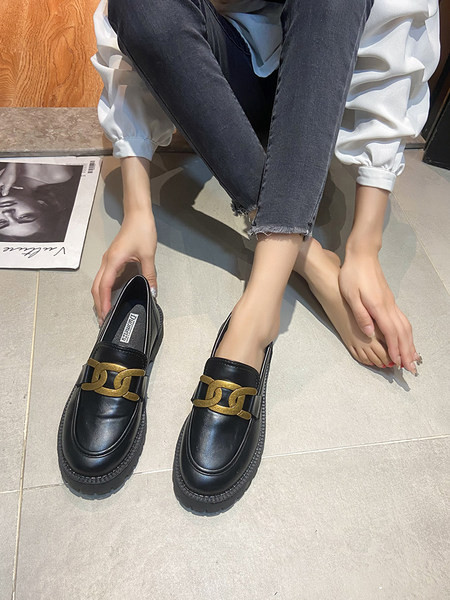 Ежедневни дамски мокасини с метална верижка