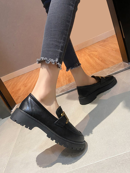 Ежедневни дамски мокасини с метална верижка