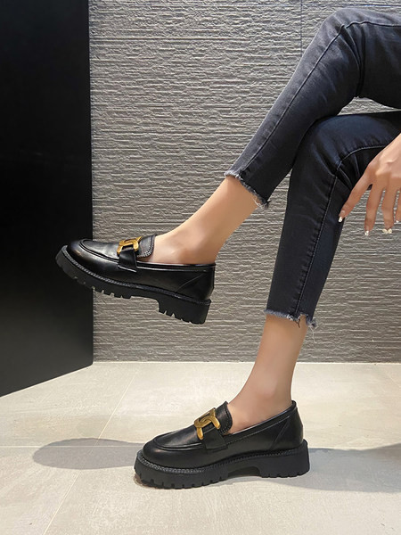 Ежедневни дамски мокасини с метална верижка