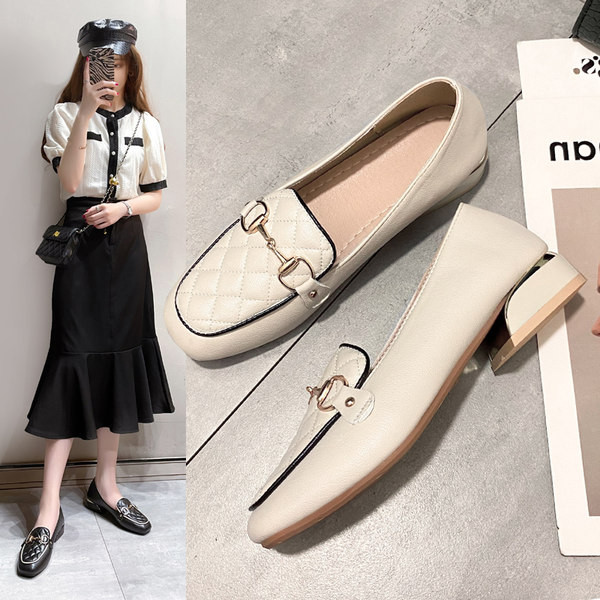 Ежедневни мокасини с капитонирана кожа и метален елемент