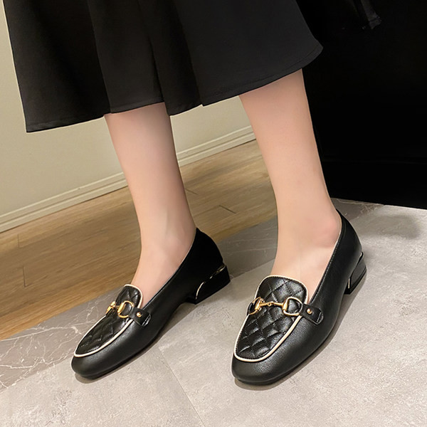 Ежедневни мокасини с капитонирана кожа и метален елемент