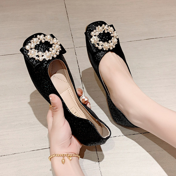 Модерни мокасини с декорация перли