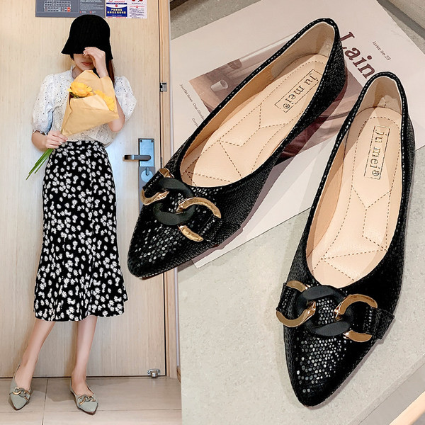 Ежедневни мокасини с метална декорация заострен модел