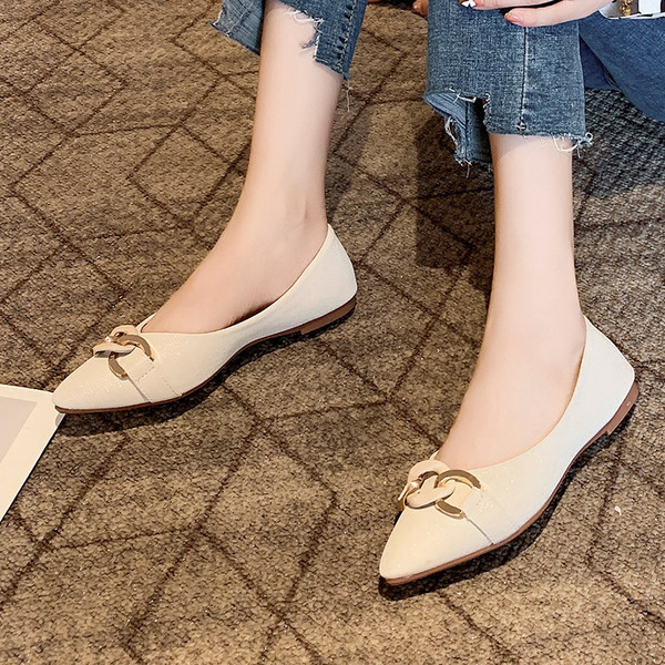 Ежедневни мокасини с метална декорация заострен модел