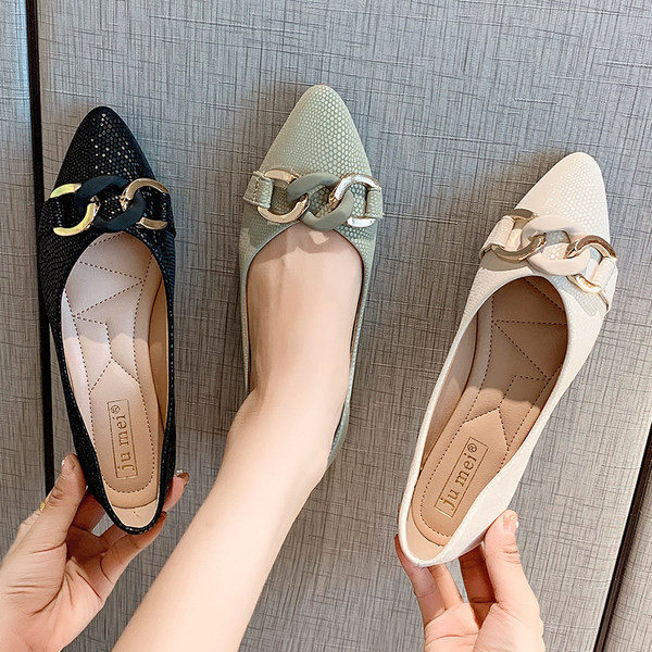 Ежедневни мокасини с метална декорация заострен модел