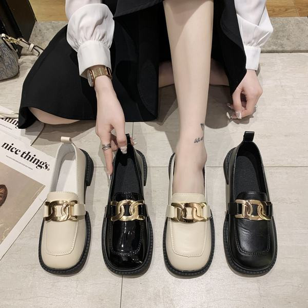 Дамски мокасини с метална верижка