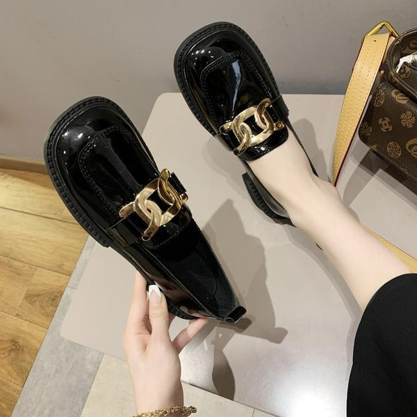 Дамски мокасини с метална верижка