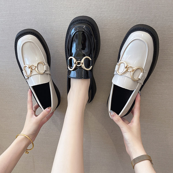 Дамски модерни мокасини с метална декорация и равна подметка