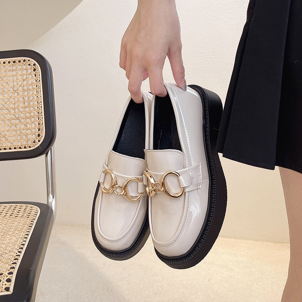 Дамски модерни мокасини с метална декорация и равна подметка