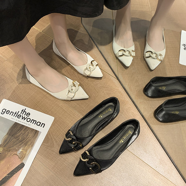 Mocasini ascuțiți de damă din piele ecologică în relief și decor metalic