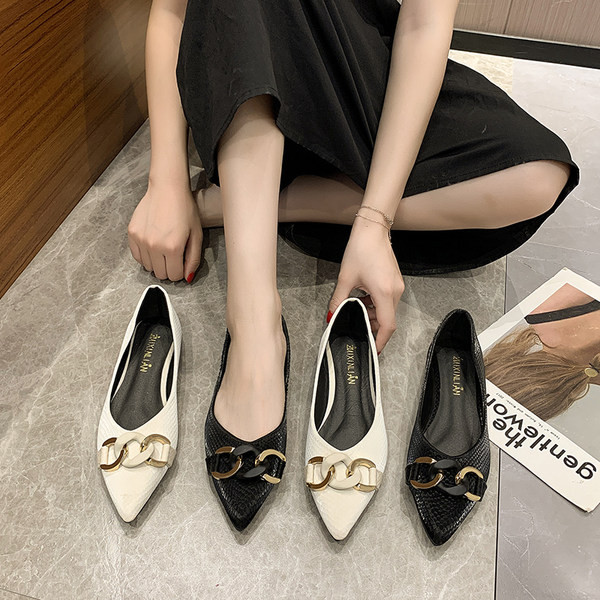 Mocasini ascuțiți de damă din piele ecologică în relief și decor metalic