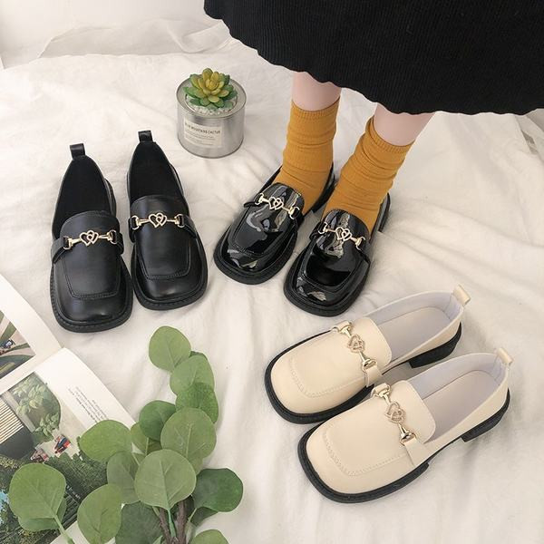 Дамски заоблени мокасини с метална декорация