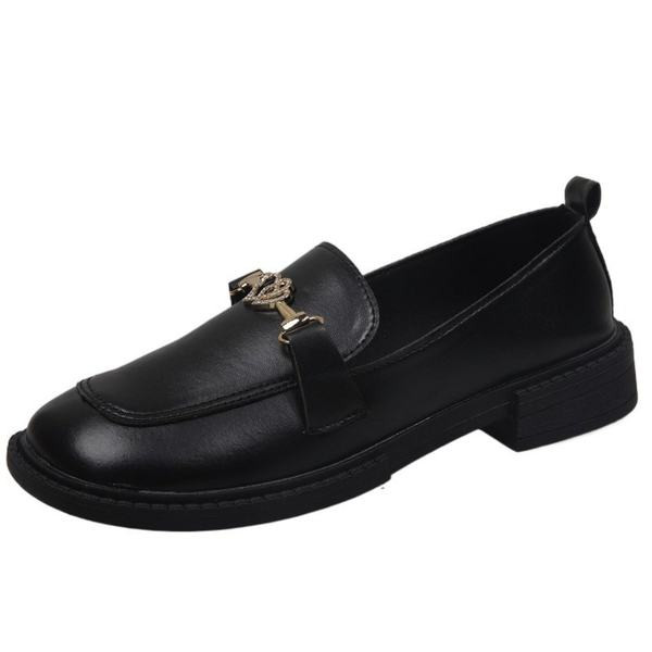 Дамски заоблени мокасини с метална декорация