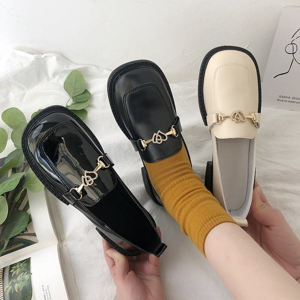 Дамски заоблени мокасини с метална декорация