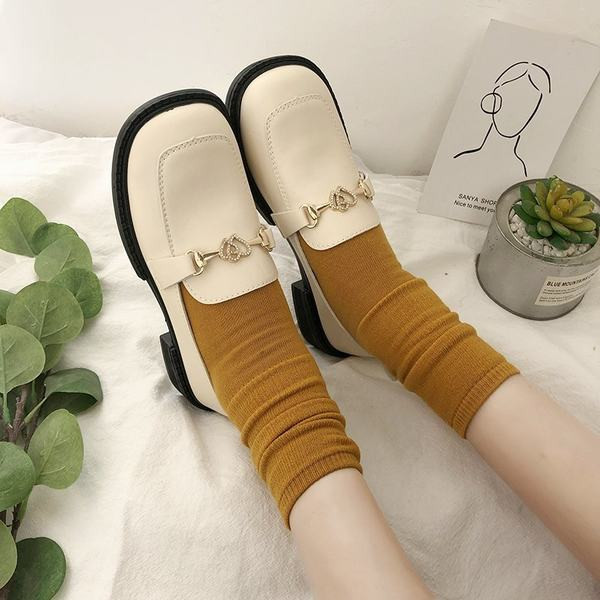 Дамски заоблени мокасини с метална декорация