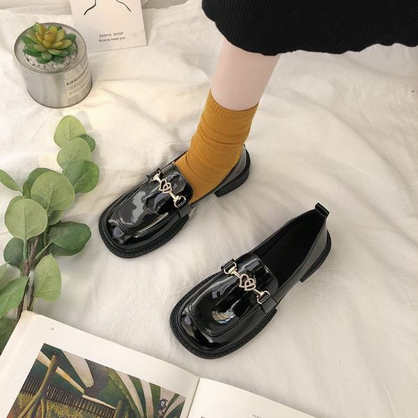 Дамски заоблени мокасини с метална декорация