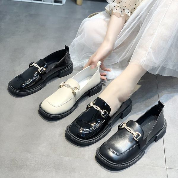 Mocasini rotunjiti cu decor metalic